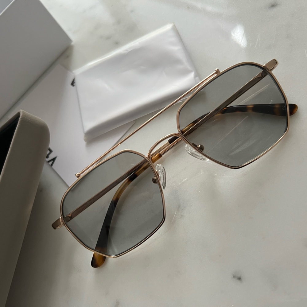 NWT VEHLA BOWIE SUNGLASSES